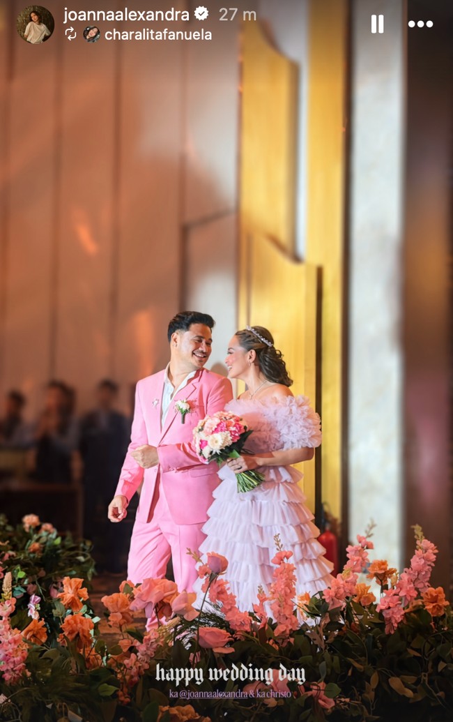 Untuk acara resepsi, Chris terlihat masih mengenakan setelan jas yang sama, bernuansa pink. Sementara Joanna berganti dengan mengenakan gaun ruffle model sabrina yang juga bernuansa pink. Foto: Instagram/@joannaalexandra