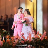 Untuk acara resepsi, Chris terlihat masih mengenakan setelan jas yang sama, bernuansa pink. Sementara Joanna berganti dengan mengenakan gaun ruffle model sabrina yang juga bernuansa pink. Foto: Instagram/@joannaalexandra