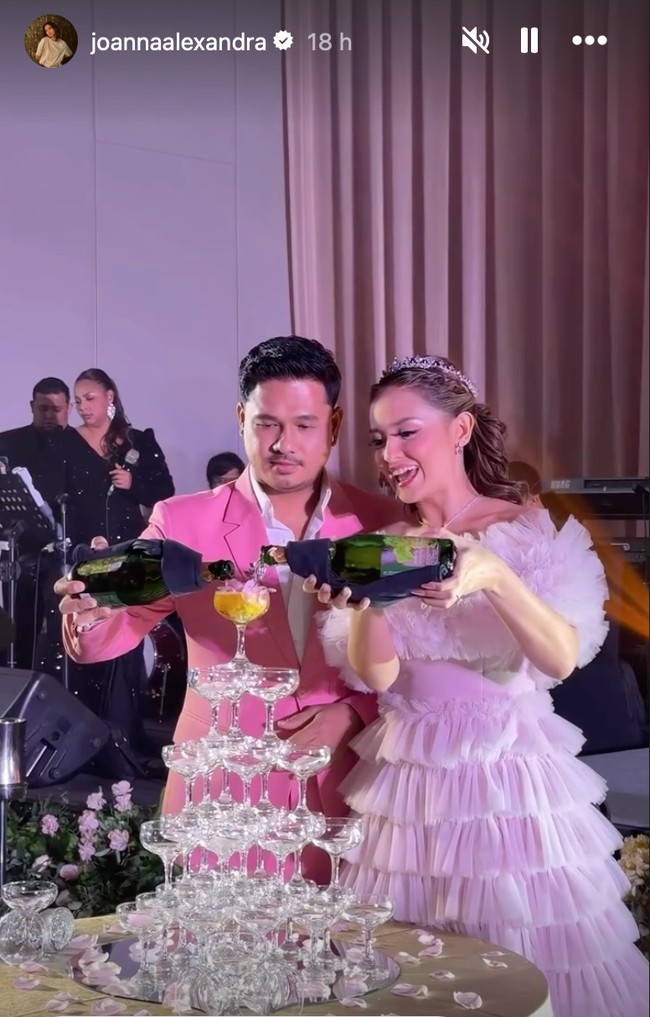 Kali ini penampilannya terlihat lebih santai dengan rambut yang diikat setengah. Ditambah dengan mahkota di kepalanya, Joanna bak princess. Foto: Instagram/@joannaalexandra