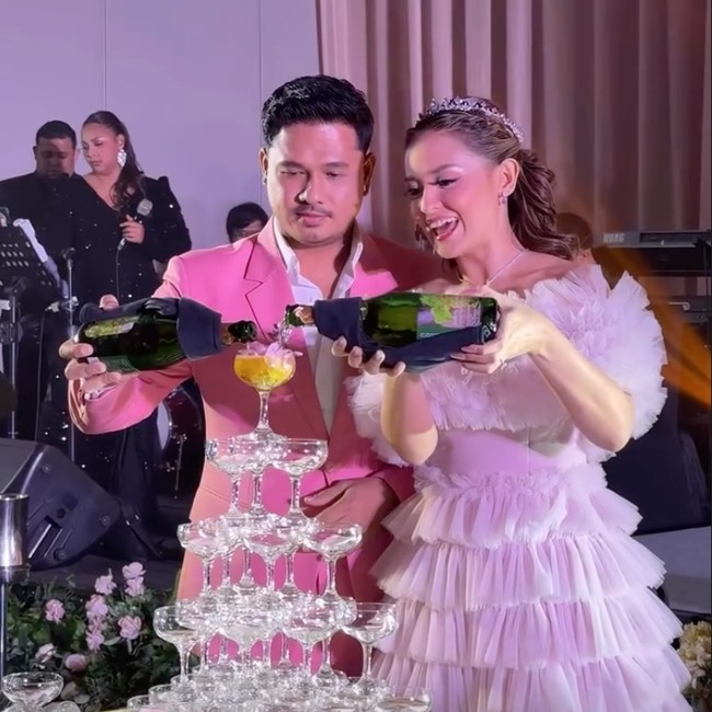 8 Foto Pernikahan Joanna Alexandra-Immanuel Christover, Serasi Berbusana Pink