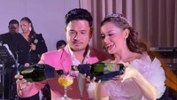 8 Foto Pernikahan Joanna Alexandra-Immanuel Christover, Serasi Berbusana Pink