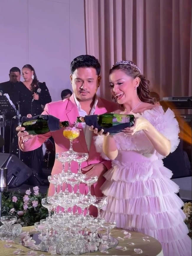 8 Foto Pernikahan Joanna Alexandra-Immanuel Christover, Serasi Berbusana Pink