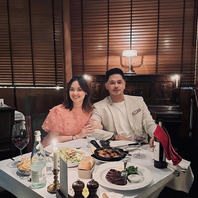 Joanna Alexandra Kompak Makan Steak hingga Onsen Egg bareng Suami