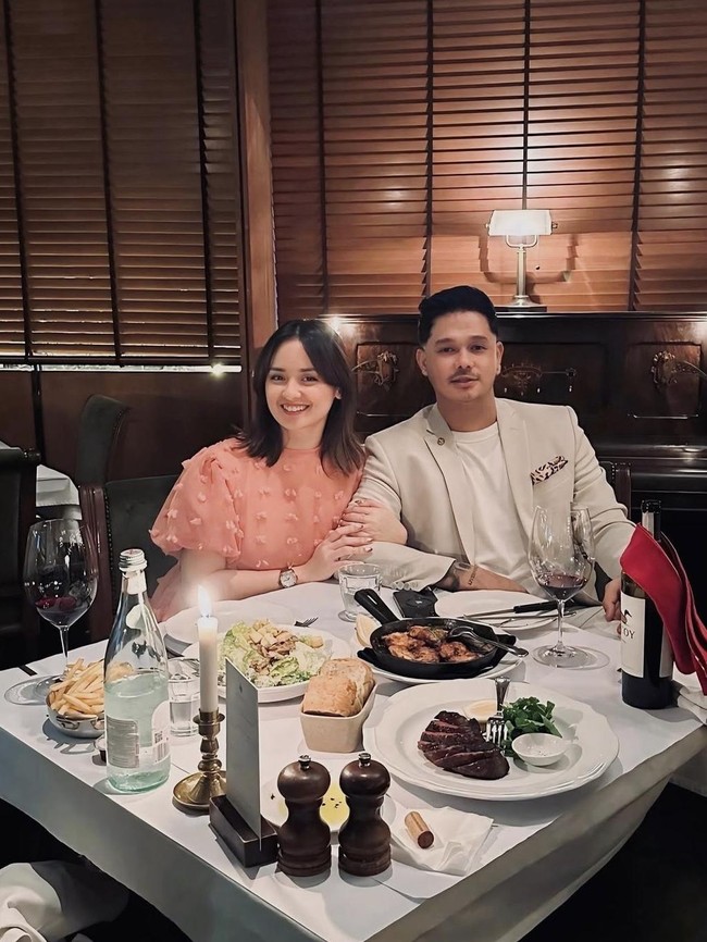 Joanna Alexandra Kompak Makan Steak hingga Onsen Egg bareng Suami