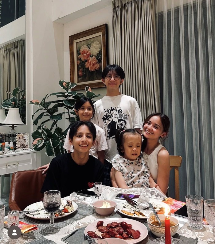 Joanna Alexandra Kompak Makan Steak hingga Onsen Egg bareng Suami