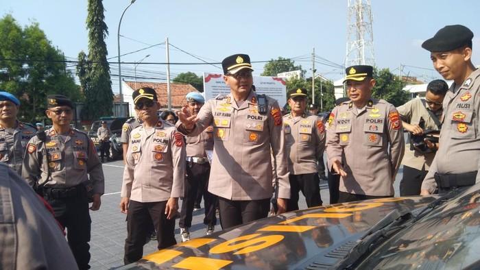 Kapolres Majalengka AKBP Muhammad Aldy Sulaiman saat memastikan kesiapan armada operasional personel.
