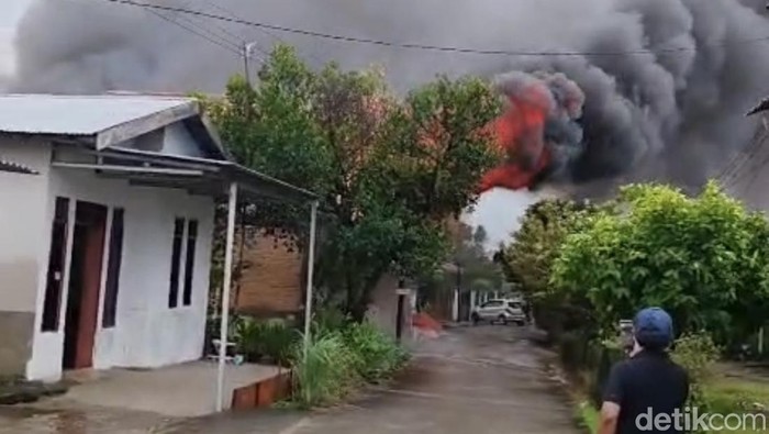 Kebakaran di Padang hanguskan rumah hingga mobil.