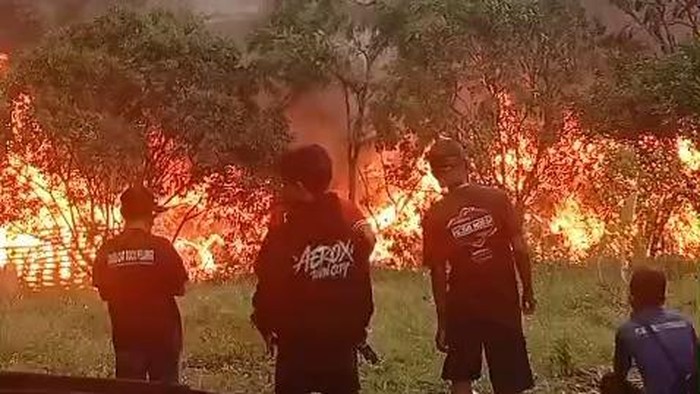 Kebakaran cukup besar melanda sebuah lapak rongsokan di Citereup, Kabupaten Bogor. Empat unit mobil damkar berikut belasan personil diterjunkan ke TKP. (dok Istimewa)