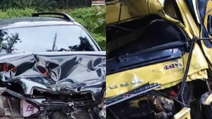 Dua dari lima kendaraan yang terlibat kecelakaan beruntun di  Kenagarian Ganggo Mudiak, Kecamatan Bonjol, Pasaman, Sumbar.