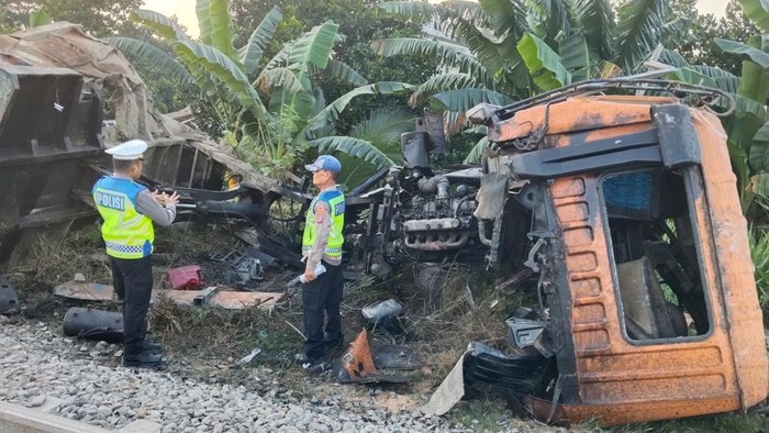 Kondisi usai kecelakaan Kereta Api dengam truk di Sergai