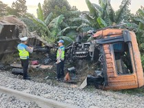 Truk Tertabrak KA di Perlintasan Tanpa Palang Sergai Sumut, Sopir Tewas