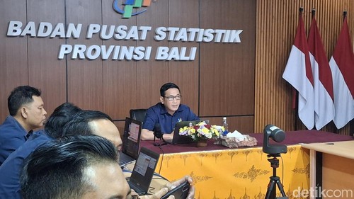 Kepala BPS Bali Agus Gede Hendrayana Hermawan saat rilis Berita Resmi Statistik di Kantor BPS Bali, Senin (3/8/2026).