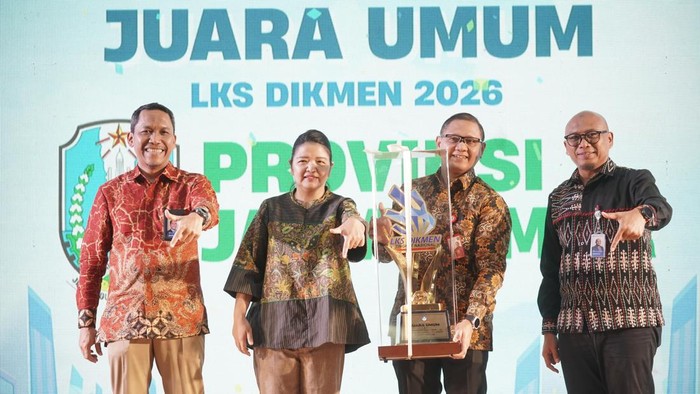 Kepala Dinas Pendidikan (Dindik) Jatim, Aries Agung Paewai saat menerima piala penghargaan