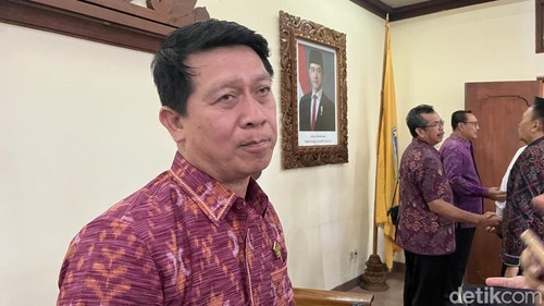 Ketua Komisi IV DPRD Bali I Wayan Suwirta di Kantor DPRD Bali, Senin (3/8/2026). (Rizki Setyo/detikBali)