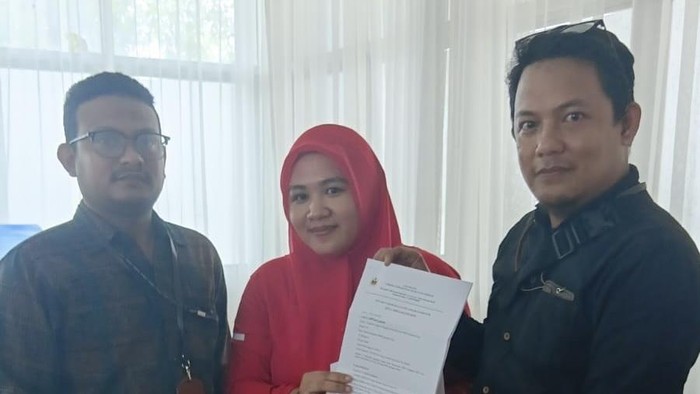 Ketua Umum Collipujie, Andi Afdhal (kanan) melaporkan Ketua DPRD Bone Andi Tenri Walinonong secara resmi ke BK DPRD Bone.