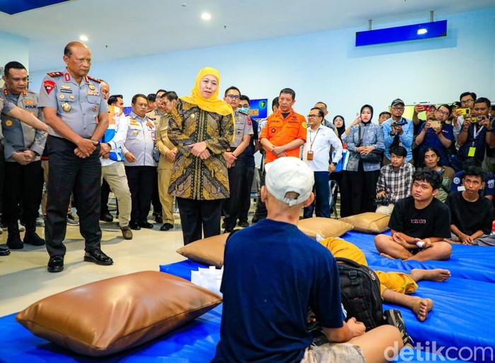 Khofifah Jenguk Korban KMP Mutiara Sentosa 2