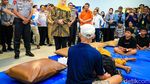 Momen Khofifah Jenguk Korban Selamat KMP Mutiara Sentosa 2
