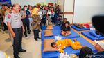 Momen Khofifah Jenguk Korban Selamat KMP Mutiara Sentosa 2