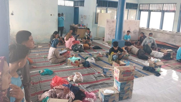 Penumpang selamat KM Mutiara Sentosa yang masih berada di Pulau Masalembu
