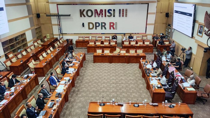 Rapat pembasan RUU Perampasan Aset digelar di ruang rapat Komisi III DPR komplesk parlemen, Senayan, Jakarta, Senin (3/8/2026).