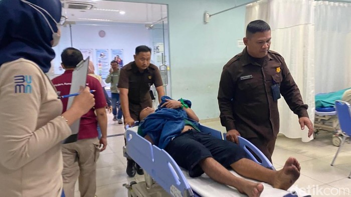 Korban KM Mutiara Cedera Otot-Vertigo Usai 3 Jam Berenang ke Kapal Penolong