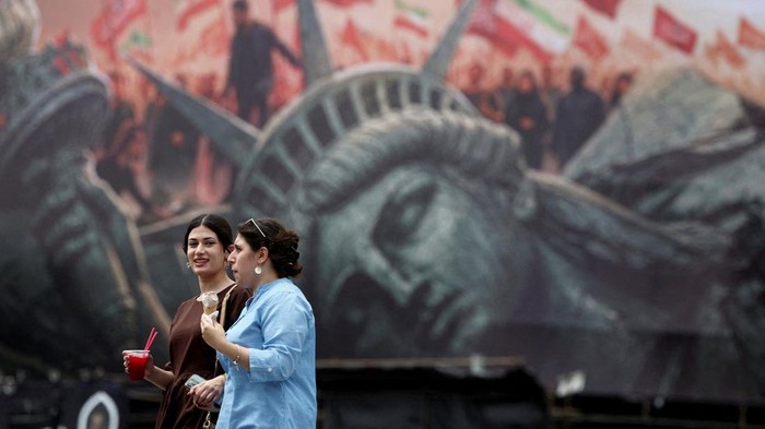 Situasi di Iran terus menjadi sorotan dunia seiring meningkatnya ketegangan politik dan hubungan internasional. Di tengah kondisi tersebut, warga Teheran tetap menjalani aktivitas sehari-hari di berbagai sudut kota. REUTERS