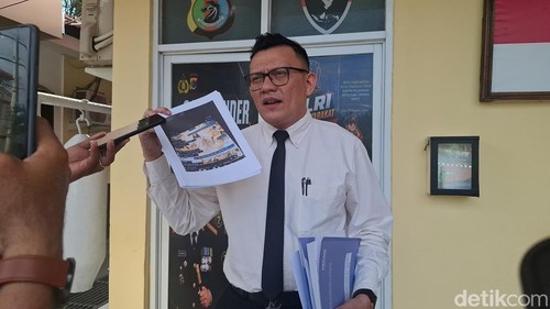 Kuasa hukum Mantan Dirut Bank NTT Izhak Eduard Rihi, yakni Fransisco Bessi, saat diwawancarai seusai membuat laporan polisi di Mapolda NTT, Senin (3/8/2026). (Foto: Yufengki Bria/detikBali)