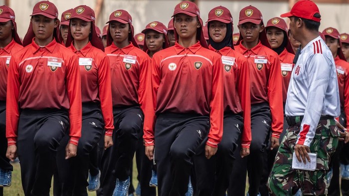 Anggota Pasukan Pengibar Bendera Pusaka (Paskibraka) Nasional mengikuti latihan tingkat pusat di Lapangan PPSDM Kemendikdasmen, Depok, Jawa Barat, Senin (3/8/2026). Sebanyak 76 anggota Paskibraka Nasional yang telah dipilih dari 38 Provinsi di Indone