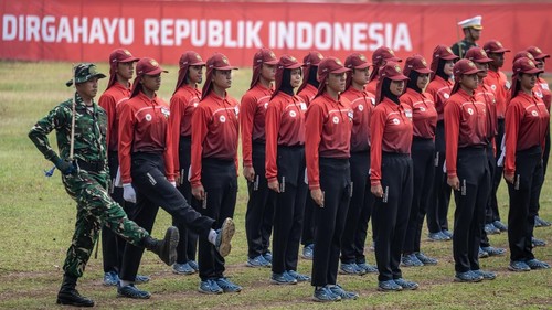 Anggota Pasukan Pengibar Bendera Pusaka (Paskibraka) Nasional mengikuti latihan tingkat pusat di Lapangan PPSDM Kemendikdasmen, Depok, Jawa Barat, Senin (3/8/2026). Sebanyak 76 anggota Paskibraka Nasional yang telah dipilih dari 38 Provinsi di Indonesia mengikuti latihan untuk memantapkan kesiapan jelang pelaksanaan Upacara Peringatan HUT Ke-81 Kemerdekaan RI di Istana Merdeka. ANTARA FOTO/Bayu Pratama S/agr