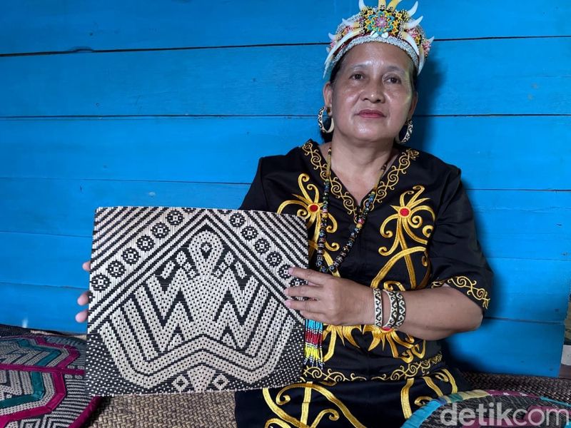 Limbang perajin saung seling dari Long Kemuat Malinau sedang menunjukkan motif Hantu Petir.