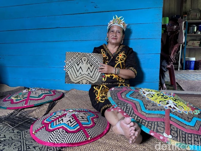 Limbang perajin saung seling dari Long Kemuat Malinau sedang menunjukkan motif Hantu Petir.
