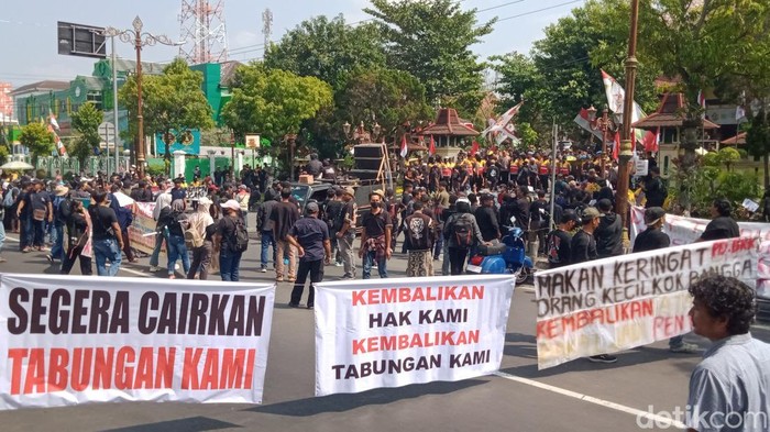Massa demo nasabah PD BKK Klaten memblokir Jalan Pemuda Klaten, Senin (3/8/2026).