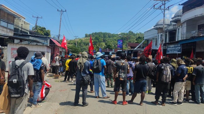 Massa KNPB menggelar demonstrasi di Sentani, Jayapura, namun dibubarkan polisi untuk menjaga keamanan.