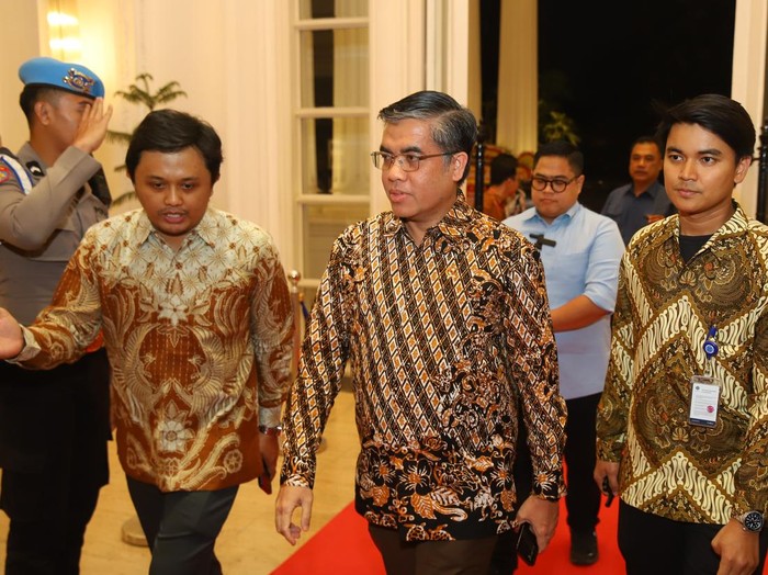 Menaker Yassierli (ketiga dari kiri) saat tiba di Hoegeng Awards 2026 (detikcom)