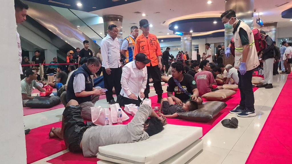 Menteri Perhubungan Dudy Purwagandhi meninjau korban i korban KM Mutiara Sentosa II di Surabaya, Senin (3/8/2026). Menteri Perhubungan Dudy Purwagandhi meninjau korban i korban KM Mutiara Sentosa II di Surabaya, Senin (3/8/2026). (Dok. Kementerian Perhubungan)