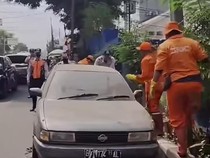 Ditinggal Sepekan di Pinggir Jalan Tebet, Sedan Penuh Debu Ini Dipindah Dishub