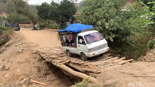 Mobil pikap terpaksa melewati jembatan darurat dari kayu di Desa Sekotong Timur, Kecamatan Lembar, Lombok Barat, Senin (3/8/2026). (Foto: M. Zahiruddin/detikBali)