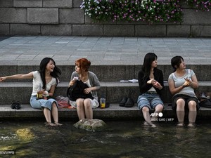 Korsel Catatkan Rekor Suhu Tertinggi, Warlok dan Wisatawan Ngadem di Mal-Sungai