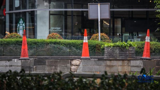 Pagar besi tinggi yang sempat terpasang di depan Pusat Perbelajaan Kota Kasablanka (Kokas), Menteng Dalam, Tebet, Jakarta Selatan, pada Senin (3/8/2026) kini sudah dibongkar. (CNBC Indonesia/Faisal Rahman)