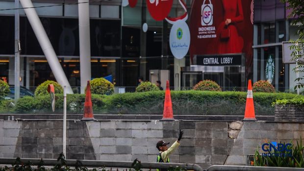 Pagar besi tinggi nan sempat terpasang di depan Pusat Perbelajaan Kota Kasablanka (Kokas), Menteng Dalam, Tebet, Jakarta Selatan, pada Senin (3/8/2026) sekarang sudah dibongkar. (CNBC Indonesia/Faisal Rahman)