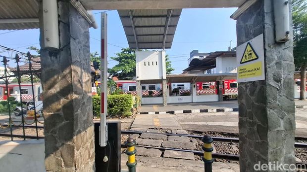 Palang mini Palang perlintasan kereta mini yang terletak di pintu masuk timur Stasium Tugu Jogja, Senin (3/8/2026)