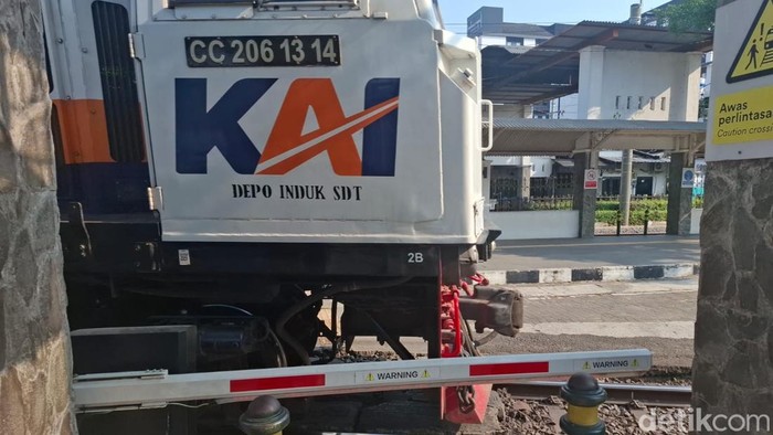 Palang perlintasan kereta mini yang terletak di pintu masuk timur Stasium Tugu Jogja, Senin (3/8/2026)