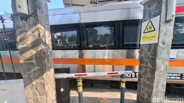 Palang mini Palang perlintasan kereta mini yang terletak di pintu masuk timur Stasium Tugu Jogja, Senin (3/8/2026)