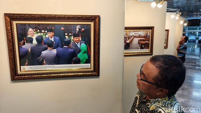 Pengunjung melihat foto pada pameran foto jurnalistik Warna-warni Parlemen 2026 di Gedung Nusantara IV, Kompleks Parlemen Senayan, Jakarta, Senin (3/8/2026). Pameran yang bertema Mengawal dan Mewujudkan Indonesia Emas tersebut menampilkan 100 karya pewarta foto yang merekam beragam peristiwa penting di lingkungan parlemen sepanjang satu tahun terakhir.