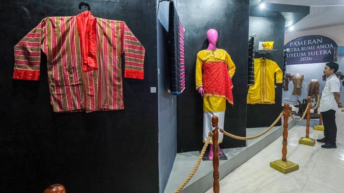 Pengunjung mengamati salah satu koleksi wastra Sultra yang dipamerkan di Ruang Pameran Temporer Museum Sultra, Kendari, Sulawesi Tenggara, Senin (3/8/2026). UPTD Museum dan Taman Budaya Sulawesi Tenggara menggelar pameran kain tenun dan baju adat Sultra sebagai upaya pelestarian kekayaan wastra sekaligus mengembangkan potensi ekonomi kreatif bagi perajin di wilayah itu. ANTARA FOTO/Andry Denisah