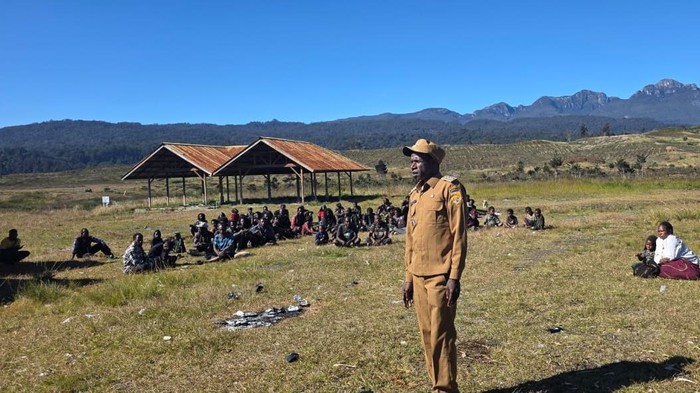 Pemkab Puncak menetapkan status tanggap darurat bencana imbas hujan es dan embun salju memicu kelangkaan pangan.
