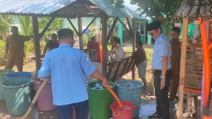 Pemprov Bengkulu salurkan bantuan air bersih ke warga yang terdampak kekeringan.