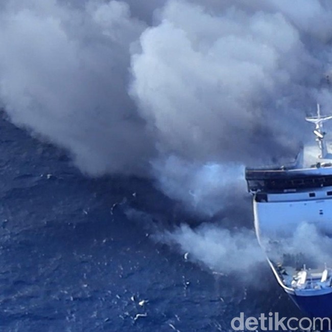 Penampakan KMP Mutiara Sentosa 2 Saat Terbakar