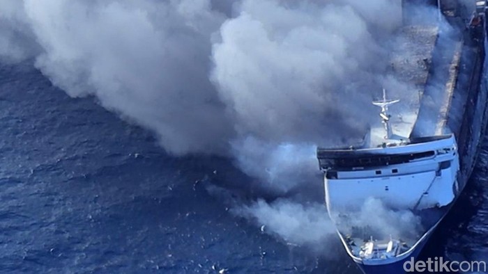 Penampakan kmp mutiara sentosa 2 saat terbakar