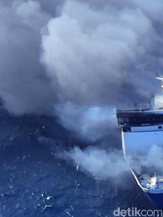 Penampakan KMP Mutiara Sentosa 2 Saat Terbakar